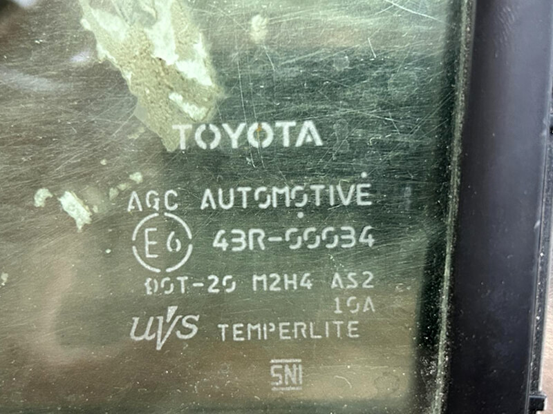681250R050 Стекло двери треугольник переднее правое Toyota Rav4 19-24